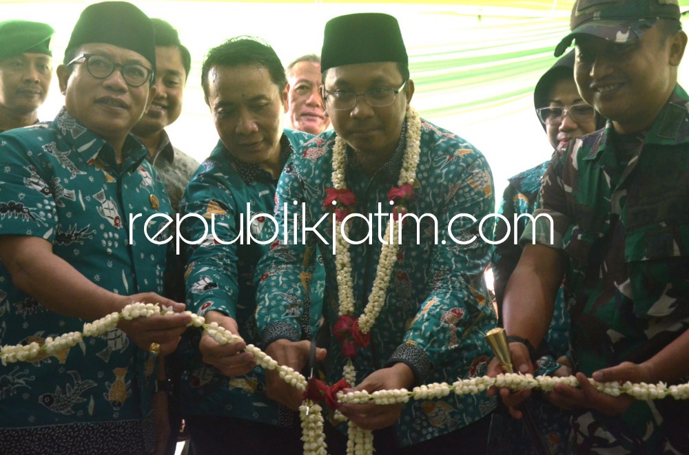 RESMIKAN - Bupati Sidoarjo Ahmad Muhdlor Ali didampingi Kepala Dinkes Pemkab Sidoarjo Dr Fenny Apridati meresmikan Puskesmas Urangagung 2 yang ada di Kelurahan Urangagung, Kecamatan/Kabupaten Sidoarjo, Sabtu (25/11/2023).