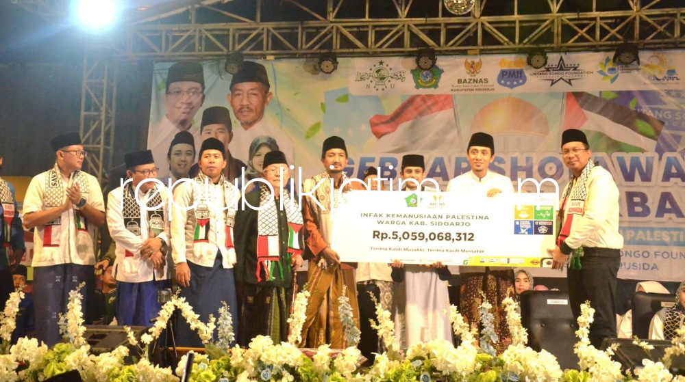DONASI - Bupati Sidoarjo, Ahmad Muhdlor Al menunjukkan donasi warga Sidoarjo untuk warga Palestina yang digalih Baznas sebesar mencapai Rp 5 miliar lebih saat Gebyar Sholawat dan Tahlil Akbar di Parkir Timur Gor Delta Sidoarjo, Sabtu (25/11/2023) malam.