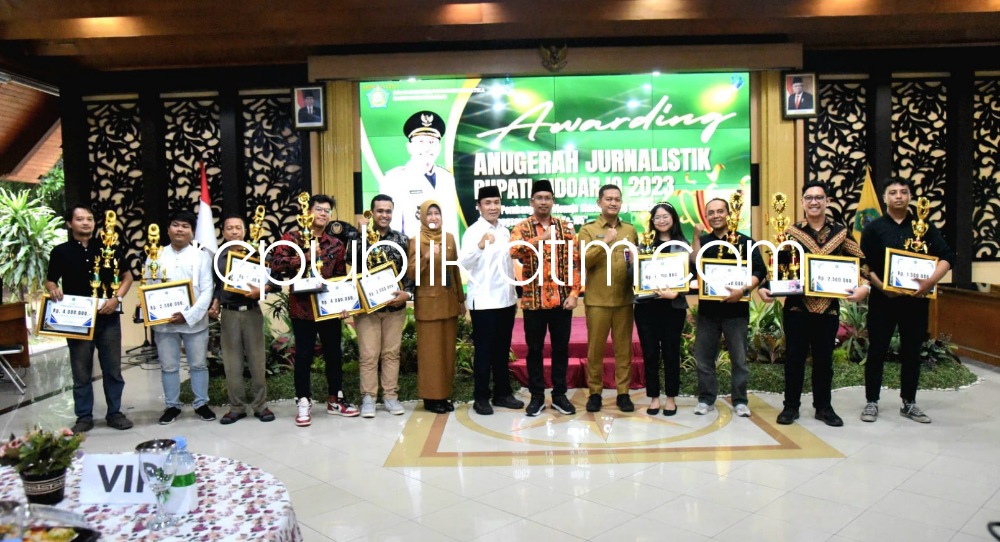 AWARD - Bupati Sidoarjo, Ahmad Muhdlor Ali mengapresiasi para wartawan (insan pers), pegiat fotografer dan vlogger saat Ajang Awarding Anugerah Jurnalistik Bupati Sidoarjo Tahun 2023 di Pendopo Delta Wibawa, Senin (27/11/2023) sore. 