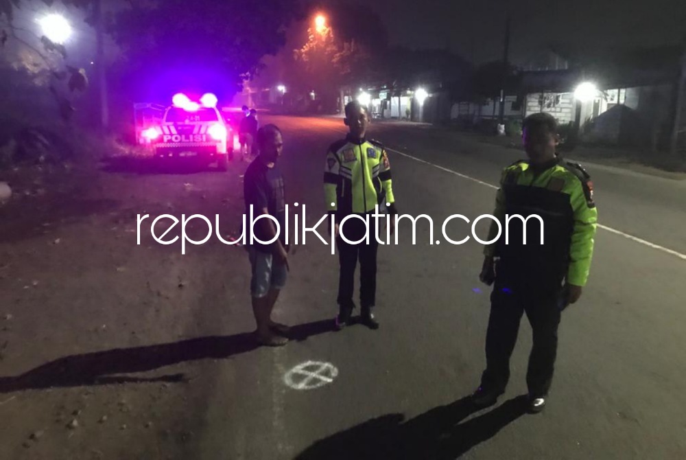 OLAH TKP - Sejumlah petugas Satuan Lantas, Polresta Sidoarjo melaksanakan olah TKP kecelakaan melibatkan penjual nasi goreng yang ditabrak truk hingga korban meninggal di JL Raya Desa Jabatan, Kecamatan Balongbendo, Sidoarjo, Selasa (28/11/2023) malam.