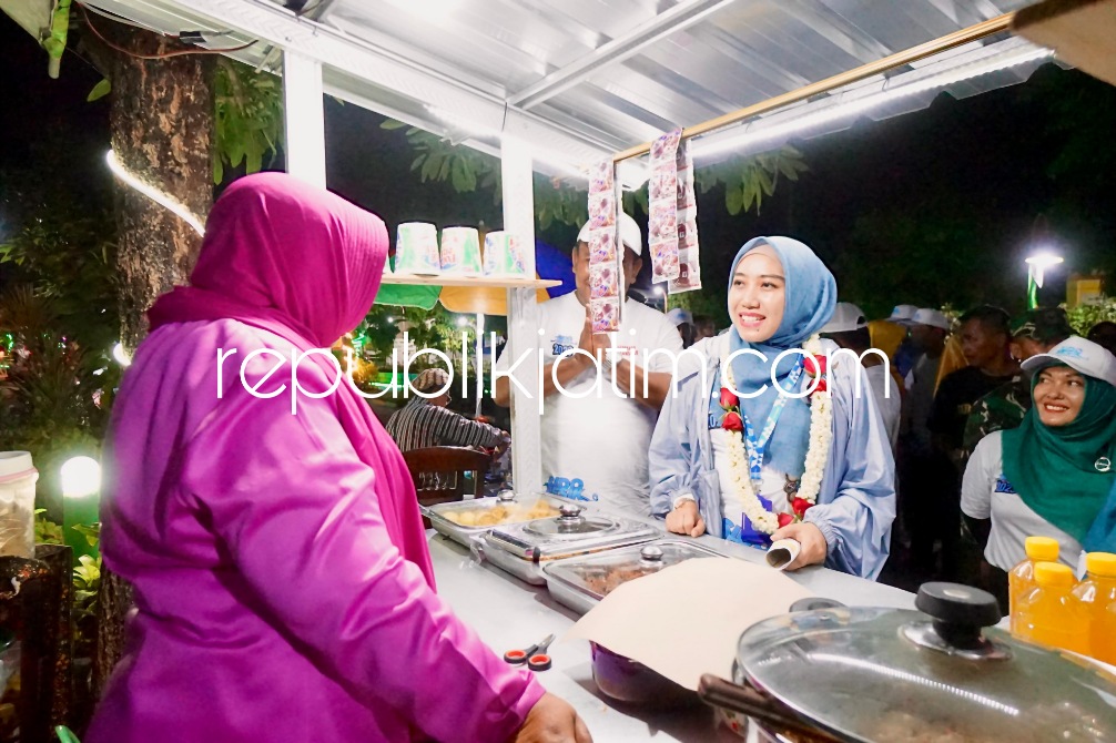 PENILAIAN - Ketua TP PKK Kabupaten Sidoarjo, Ny Sa'adah Ahmad Muhdlor bersama tim dewan juri Sido Resik 2023 melalukan penilaian di Wisata Sido Resik Cimorame, Desa Sumorame, Kecamatan Candi, Sidoarjo, Sabtu (02/12/2023). 