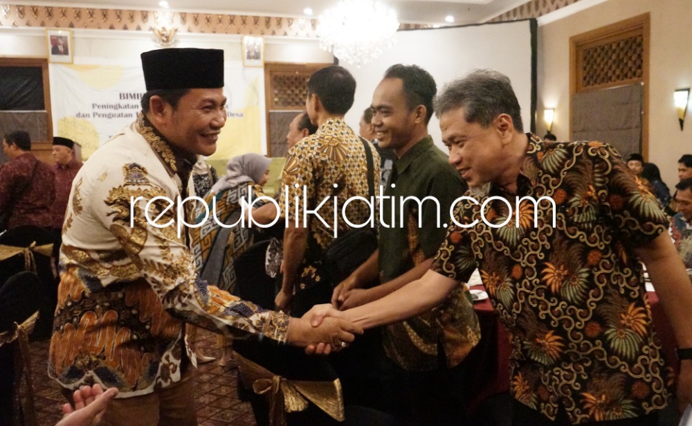 BINTEK - Wabup Sidoarjo Subandi membuka Bintek Peningkatan Kapasitas Aparatur Pemerintahan Desa Pabean, Kecamatan Sedati, Sidoarjo di Hotel Horizon Aziza, Solo, Sabtu (02/12/2023) malam.