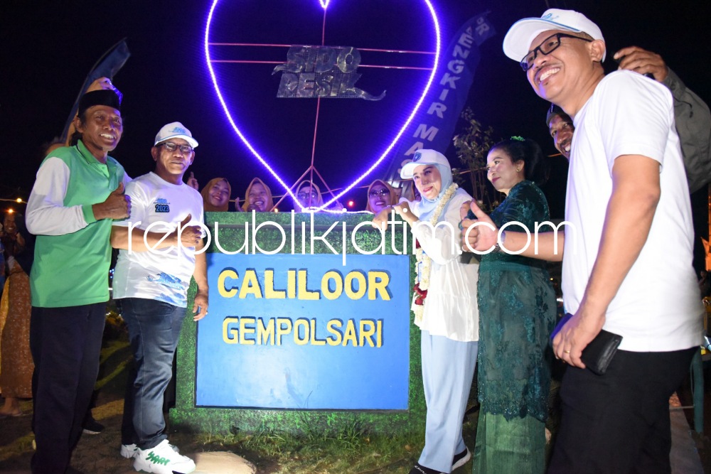 PENILAIAN - Ketua TP PKK Kabupaten Sidoarjo, Ny Sa’adah Ahmad Muhdlor saat melaksanakan penjurian tahap kedua bersama tim juri di wisata Desa Sungai Kaliloor, Desa Gempolsari, Kecamatan Tanggulangin, Sidoarjo, Minggu (03/12/2023) malam.