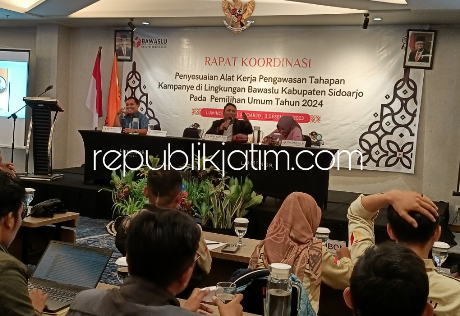 RAKOR - Komisioner Divisi Penanganan Pelanggaran dan Data Informasi, Bawaslu Sidoarjo Moch Arief menyampaikan paparan sekaligus membuka Rakor Penyesuaian Alat Kerja Pengawasan Tahapan Kampanye Pemilu 2024 di Luminor Hotel Sidoarjo, Minggu (03/12/2023).