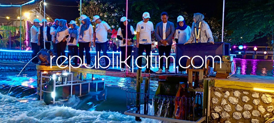 PENILAIAN - Istri Bupati Sidoarjo Ny Sa'adah Ahmad Muhdlor saat penilaian tahap akhir 10 nominasi peserta, beserta dewan juri di Sido Resik Kali Pelayaran, Desa Penambangan, Kecamatan Balongbendo, Sidoarjo, Jumat (08/12/2023) malam.