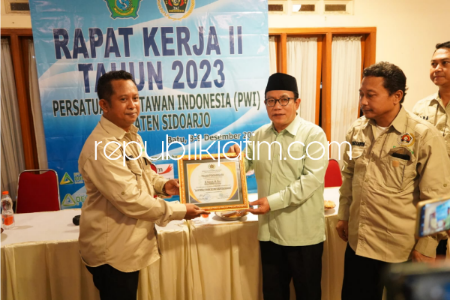 RAKER - Persatuan Wartawan Indonesia (PWI) Kabupaten Sidoarjo menggelar Rapat Kerja (Raker) II Tahun 2023 yang dibuka Ketua DPRD Sidoarjo H Usman, M Kes di Villa Attaka Kota Batu, Jumat (08/12/2023) malam.