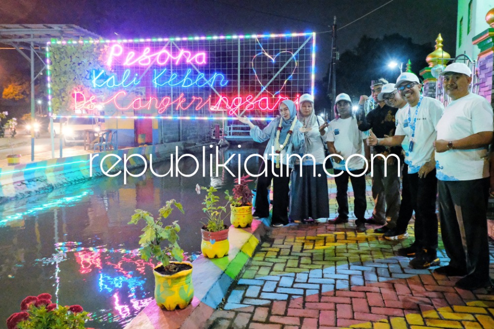 PENILAIAN - Ketua TP PKK Sidoarjo, Ny Sa'adah Ahmad Muhdlor bersama dewan juri melakukan penilaian terakhir Sido Resik (Sidoarjo Revitalisasi Fungsi Kali) 2023 di Kali Keben, Desa Cangkringsari, Kecamatan Sukodono, Sidoarjo, Sabtu (09/12/2023) malam.