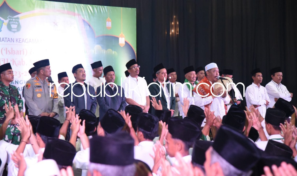 SHALAWAT - Malam pergantian Tahun Baru 2024 dilewati Bupati Sidoarjo, Ahmad Muhdlor Ali dengan bersholawat bersama 2.000 lebih anggota Ikatan Seni Hadrah Indonesia (Ishari) NU se Sidoarjo di Pendopo Delta Wibawa, Minggu (31/12/2023) malam.