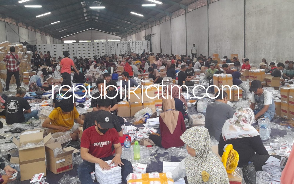 RUSAK - KPU Sidoarjo menyortir ribuan surat suara yang masuk ke gudang KPU Sidoarjo diantaranya menemukan 3.000 surat suara rusak, Rabu (03/01/20224).