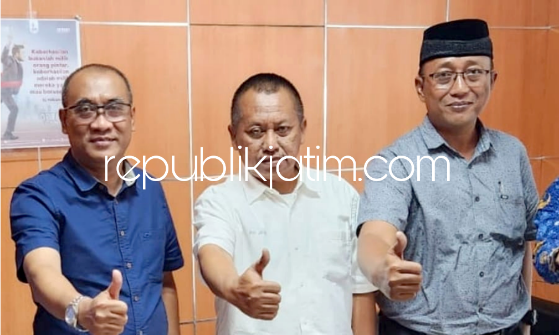 Ketua PWI Jatim Lutfil Hakim, Ketua Panitia Eko Pamuji dan Sokip Sekretaris Panitia HPN Jatim 2024. 