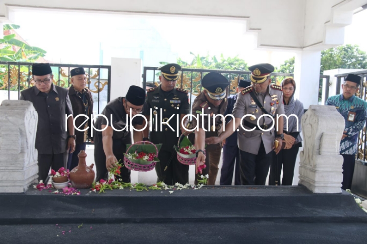 ZIARAH - Bupati Sidoarjo Ahmad Muhdlor Ali, Ketua DPRD Usman, Kapolresta Kombes Pol Christian Tobing serta Dandim 0816 Letkol Inf Guntung Dwi Prasetyo dan Kepala Kejari Roy Revalino Herudiansyah berziarah ke makam Bupati terdahulu, Kamis (18/01/2024).