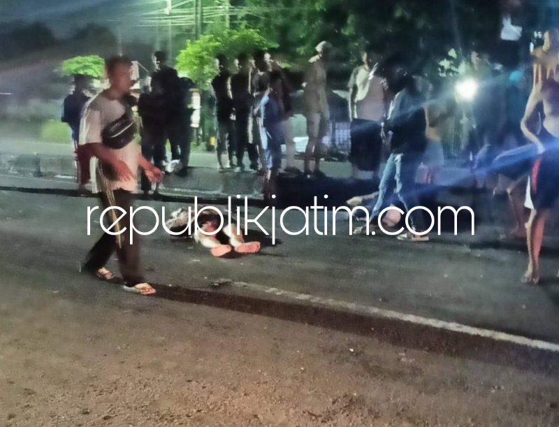 TEWAS - Dua pemuda pengendara motor tewas usai tertabrak bus di Simpang Tiga PT Pawindo, Desa Sidorejo, Kecamatan Krian, Sidoarjo, Sabtu (02/03/2024) dini hari.