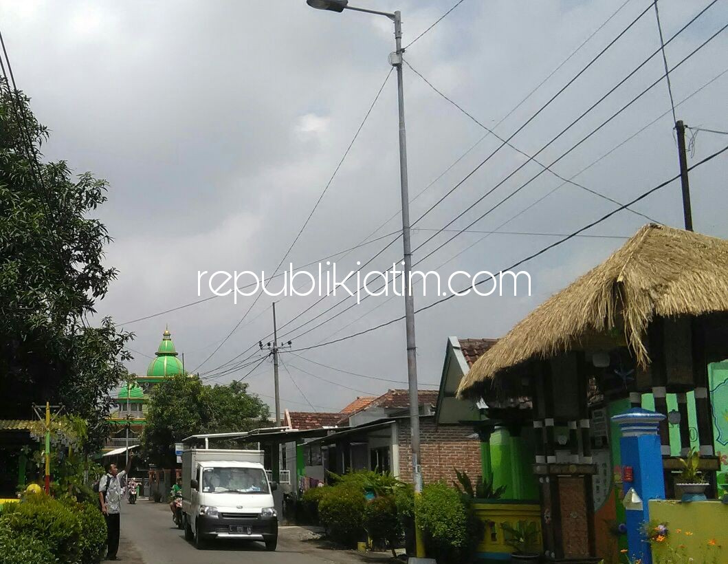 PADAM - Kasi Pemerintahan Desa Wunut, Kecamatan Porong, Mursidi menunjukkan lokasi Penerangan Jalan Umum (PJU) yang padam sepekan lebih belum diperbaiki, Selasa (13/02/2018).