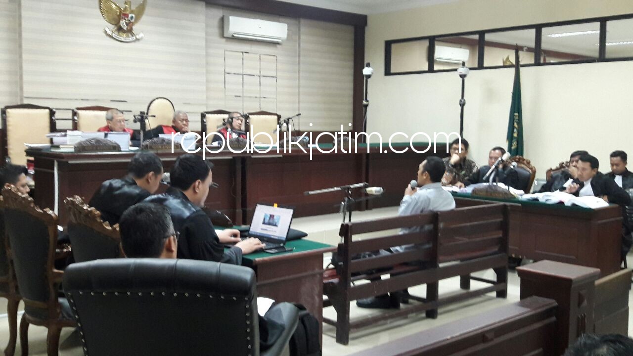 SAKSI - Terdakwa, Edi Setiawan dijadikan saksi kunci dalam sidang terdakwa mantan Walikota Batu, Eddy Rumpoko dalam sidang pemeriksaan saksi di Pengadilan Tipikor Jawa Timur, Juanda, di Sidoarjo, Selasa (13/02/2018).
