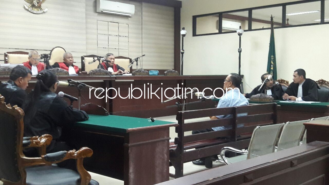 PUTUSAN SELA - Ketua Majelis Hakim, Unggul Warso M membacakan putusan sela denga menolak eksepsi yang diajukan terdakwa mantan Kepala Dinas PUPPB Pemkot Malang, Djarot Edy S dalam sidang putusan sela di Pengadilan Tipikor Jawa Timur, Selasa (13/02/2018).