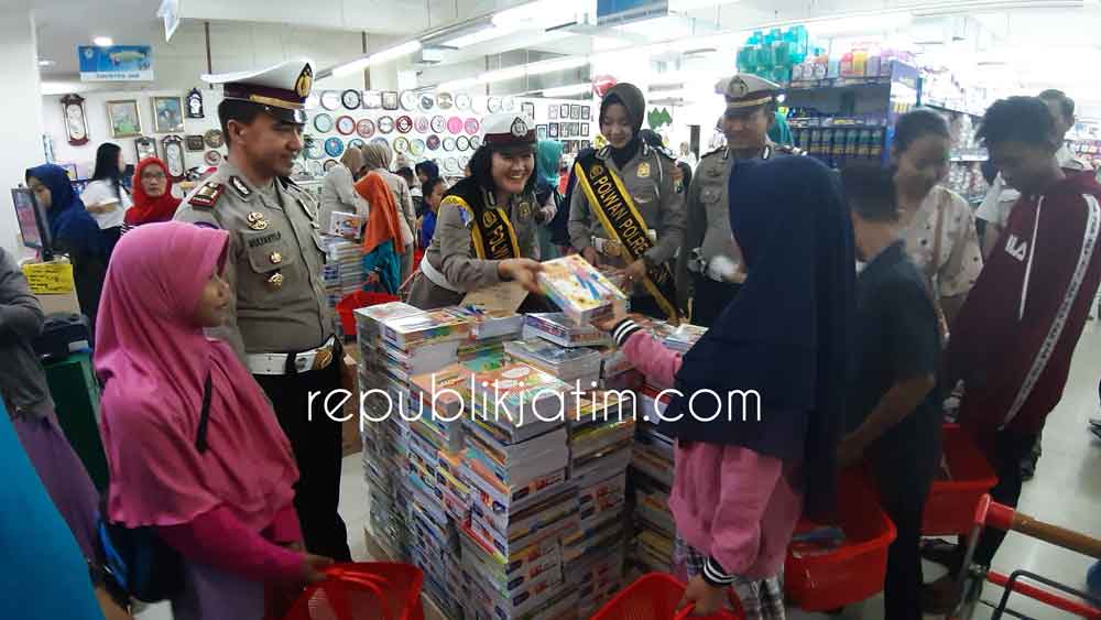 Kasat Lantas Polres Ngawi AKP Yanto Mulyanto bersama Polwan mendampingi anak yatim piatu belanja gratis di supermarket.
