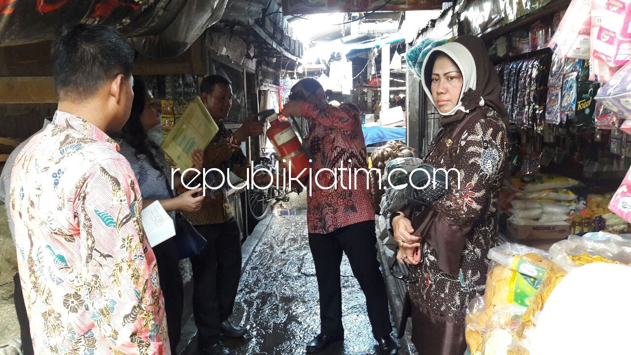 SIDAK - Anggota Komisi VI DPR RI, Bambang Haryo Soekartono menggelar inspeksi mendadak (Sidak) ke Pasar Larangan, Kecamatan Candi, Kabupaten Sidoarjo didampingi, Kepala Disperrindag dan Kepala DP3 Pemkab Sidoarjo, Selasa (02/01/2018).