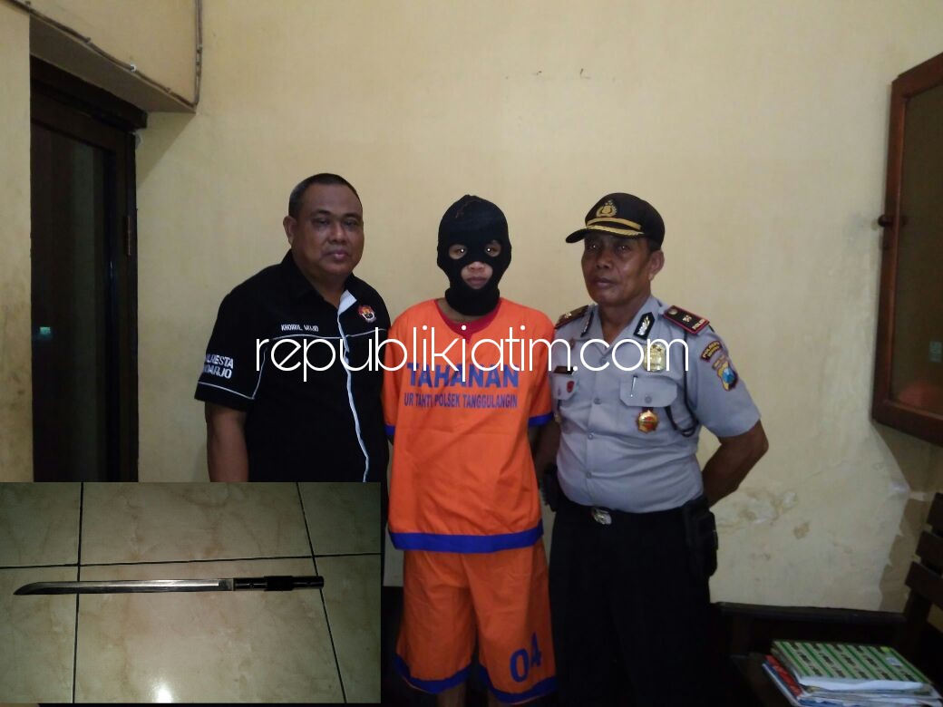 PREMAN - Tersangka, RPR didampingi (kiri) Kanit Humas, Aiptu Mujid dan Kapolsek Tanggulangin, Kompol Sirdi beserta barang buktinya parang 50 sentimeter, Selasa (02/01/2018).