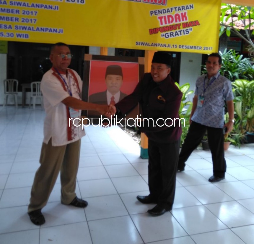 DAFTAR - Salah satu calon Kepala Desa menyerahkan pendaftaran ke panitia Pilkades kemarin, Minggu (31/12/2017).