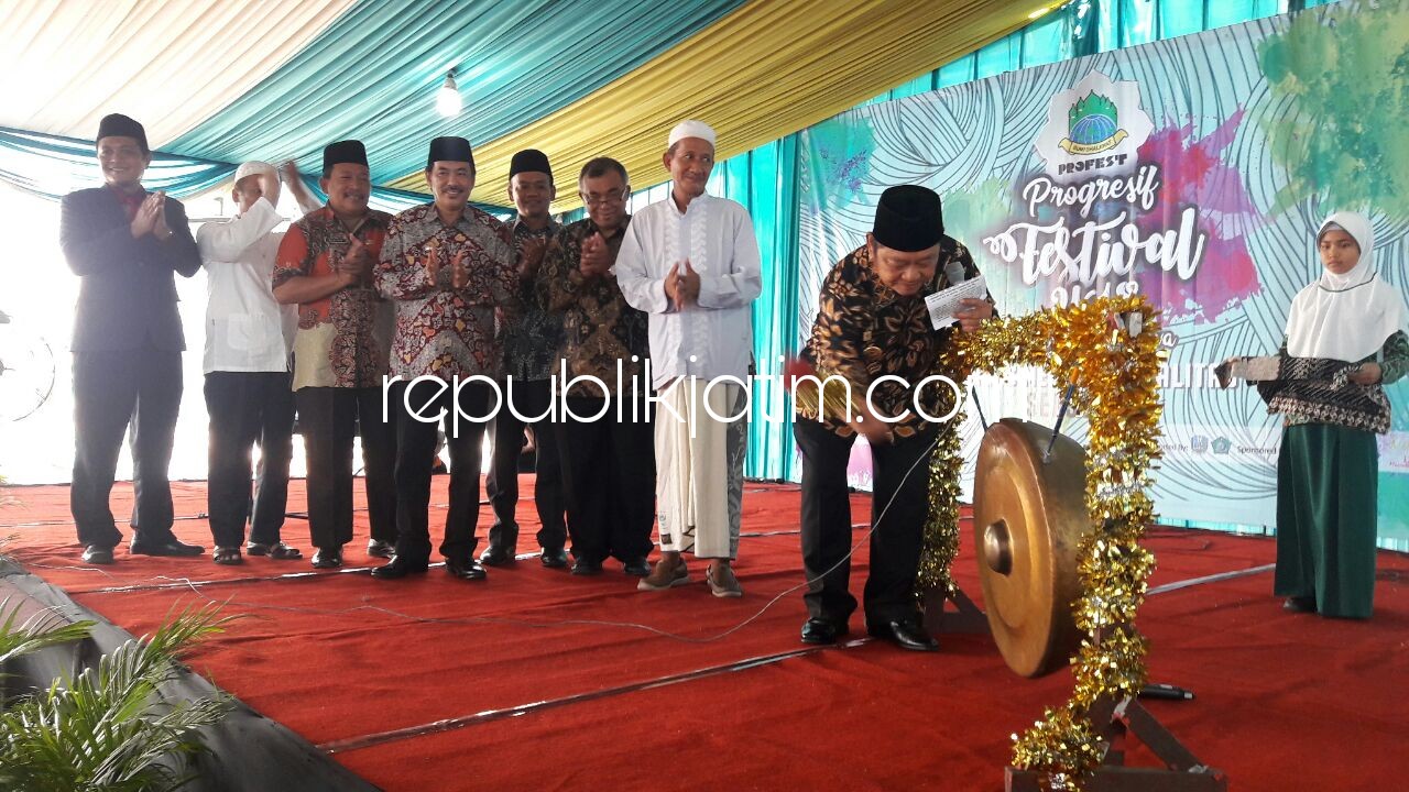 DIBUKA - Bupati Sidoarjo, Saiful Ilah didampingi, KH Agus Ali Masyhuri membuka acara Progresif Festival (Profest) Tahun 2018 yang digelar di Pondok Progresif Bumi Shalawat, Desa Lebo, Kecamatan/Kabupaten Sidoarjo, Kamis (04/01/2018).