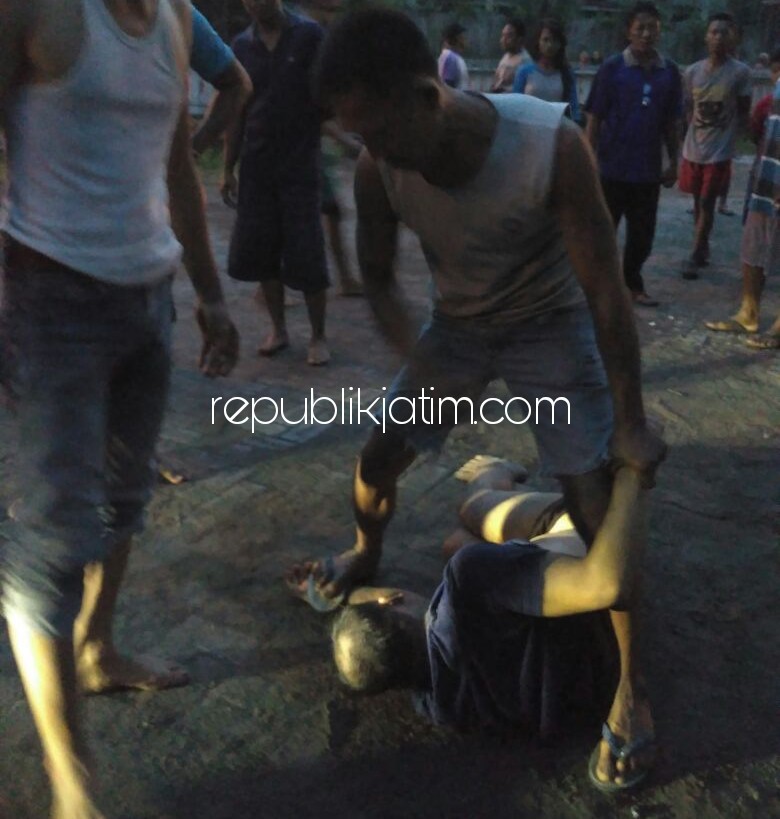 DIHAJAR WARGA - Pelaku pencurian, Khoiri (49) warga Desa Gebang, Kecamatan Patrang, Kabupaten Jember dihajar massa karena dituding mencuri, Sabtu (06/01/2018).