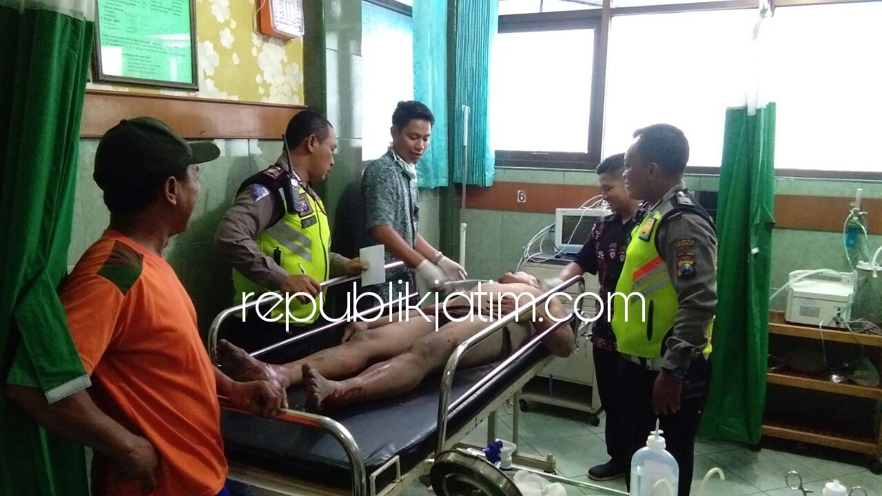 DIHAJAR WARGA - Pria yang diduga bakal mencuri, Khoiri (49) babak belur dihajar warga Dusun Sumotuwo, Desa Simokembangsari, Kecamatan Balongbendo, Kabupaten Sidoarjo, Sabtu (06/01/2018).
