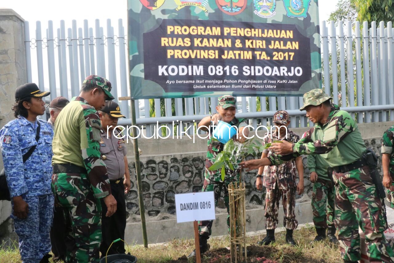 TANAM POHON - Komandan Kodim 0816 Sidoarjo, Letkol Inf Fadli Mulyono mencanangkan penanaman pohon sepanjang ruas jalan provinsi (nasional) di By Pass Krian-Mojokerto sekitar 13 kilometer, Sabtu (06/01/2018).