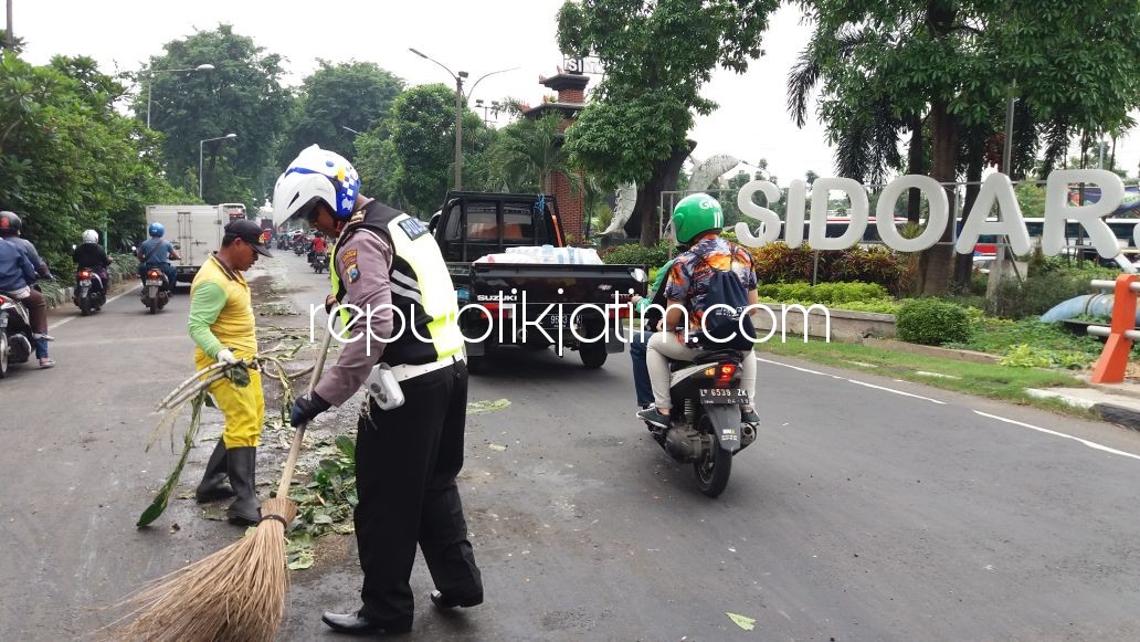 LICIN - JL Raya Waru - Sidoarjo menjadi sangat licin dan memicu pengendara motor berjatuhan lantaran adanya olie tumpah sebelum menuju Pos Polisi Waru, Senin (08/01/2018).