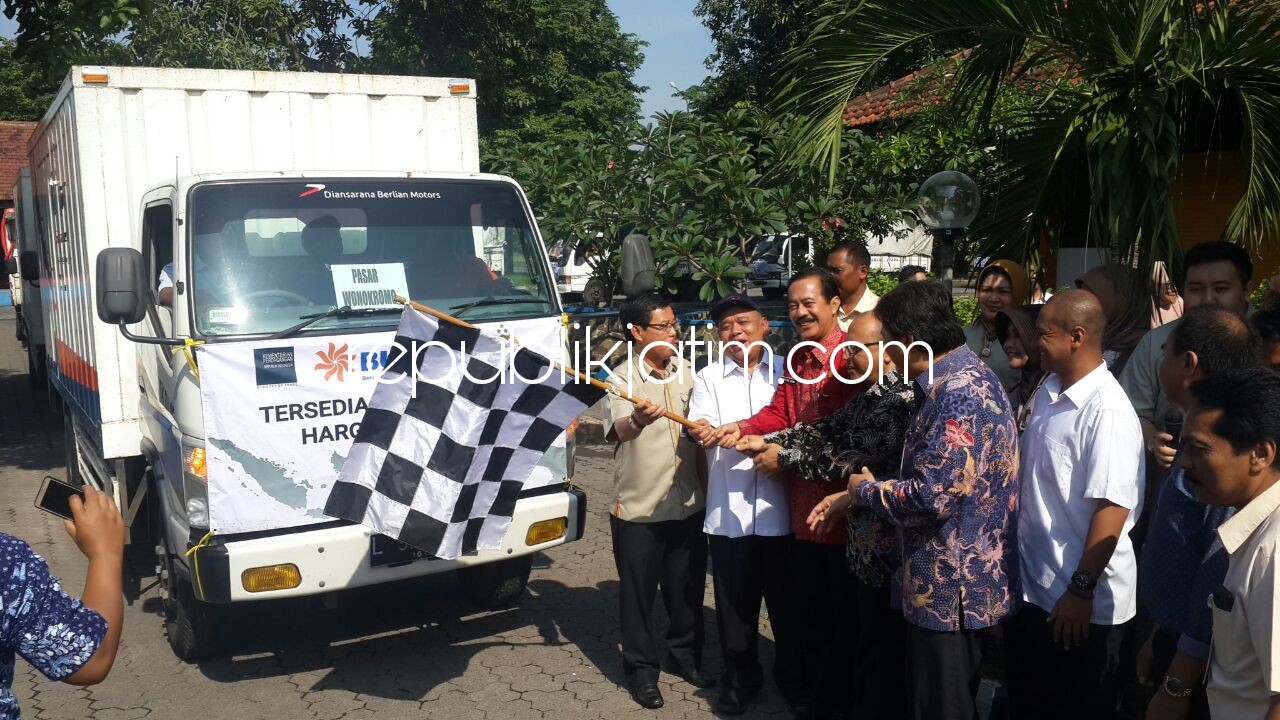 OPERASI PASAR - Staf Ahli Kementerian Perdagangan RI Bidang Iklim Usaha, Suhanto melepas Operasi Pasar (OP) Bulog Jatim di Gudang Bulog Subdivre Surabaya Utara di Buduran, Kabupaten Sidoarjo didampingi Kepala Bulog Jatim, M Hasyim, Selasa (09/01/2018).