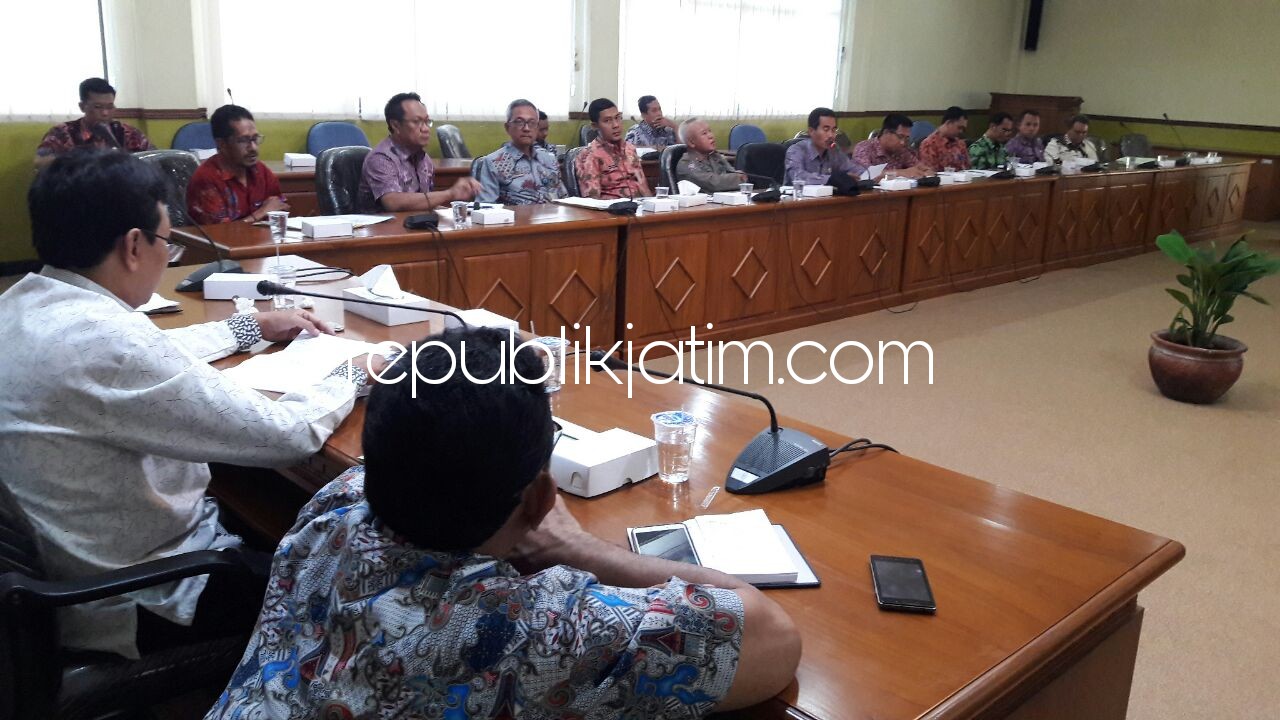 HEARING - Anggota dan pimpinan Komisi A DPRD Sidoarjo hearing bersama seluruh Panitia Pilkades Kabupaten Sidoarjo di ruang rapat DPRD Sidoarjo terkait persiapan Pilkades Serentak, Selasa (09/01/2018).