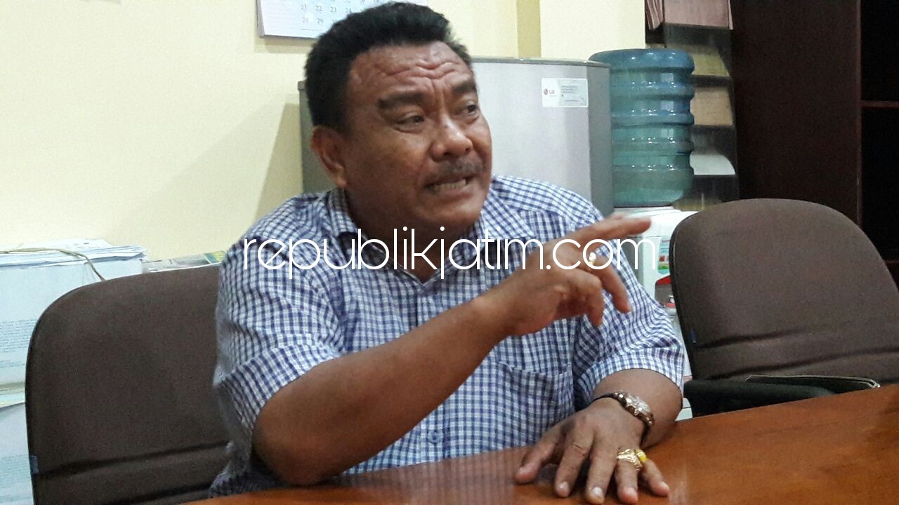 TERPILIH - Ketua Fraksi Golkar Bintang Persatuan, Hadi Subiyanto terpilih memberikan keterangan pers di ruang Komisi B DPRD Sidoarjo, Rabu (10/01/2018).