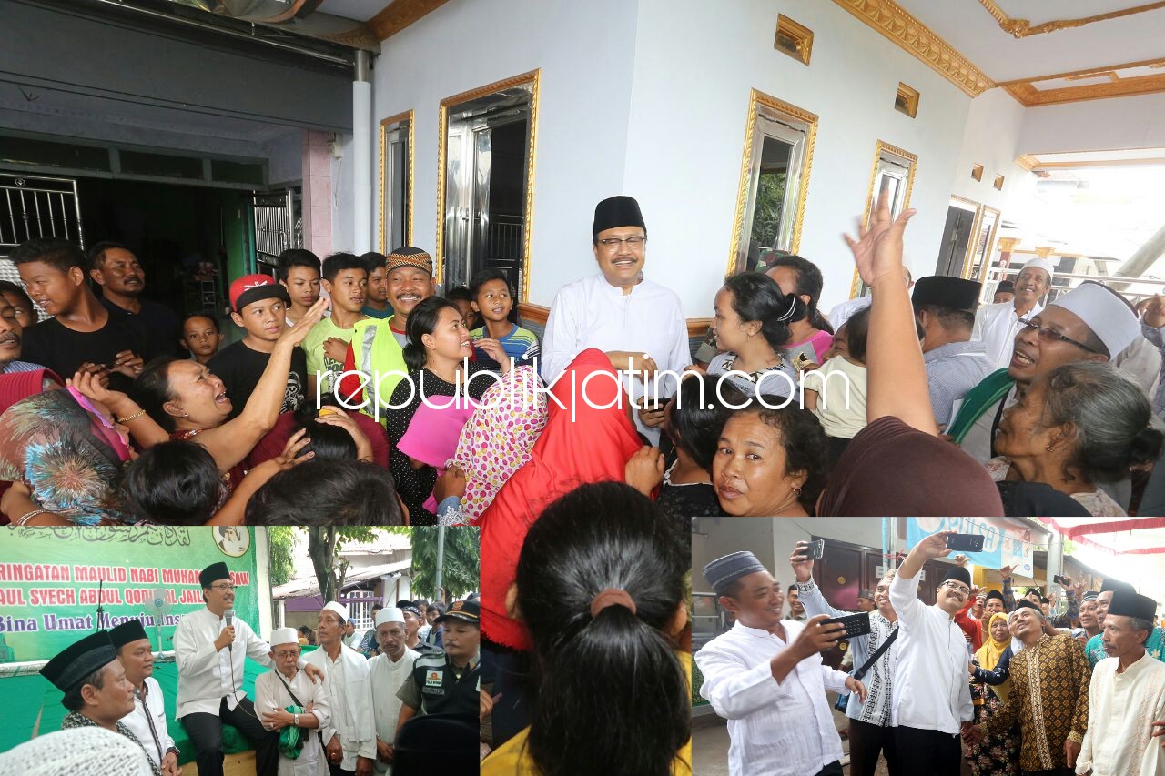 REBUTAN - Wagub Jatim, Saifullah Yusuf yang juga Cagub menawarkan program berkelanjutan pengurusan KTP dan KK diselesaikan di Desa saat menghadiri Perigatan Maulid Nabi Muhammad SAW dan Haul Syech Abdul Qodir Jailani di Durungbedug, Minggu (14/01/2018).