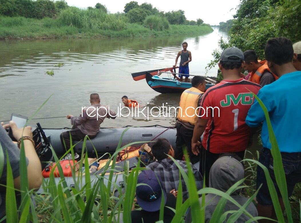 PENCARIAN - Sejumlah petugas Tim SAR Brimob Porong, Polsek Jabon dan warga mencari korban tenggelam, Supriyanto (28) di Sungai Kuntulan, Dusun Telocor, Desa Kedungpandan, Kecamatan Jabon, Sidoarjo, Minggu (14/01/2018).