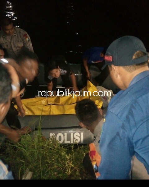 DITEMUKAN - Jenazah korban tenggelam di Sungai Kuntulan, Supriyanto ditemukan sekitar tim SAR Brimob Porong, Minggu (14/01/2018) petang.