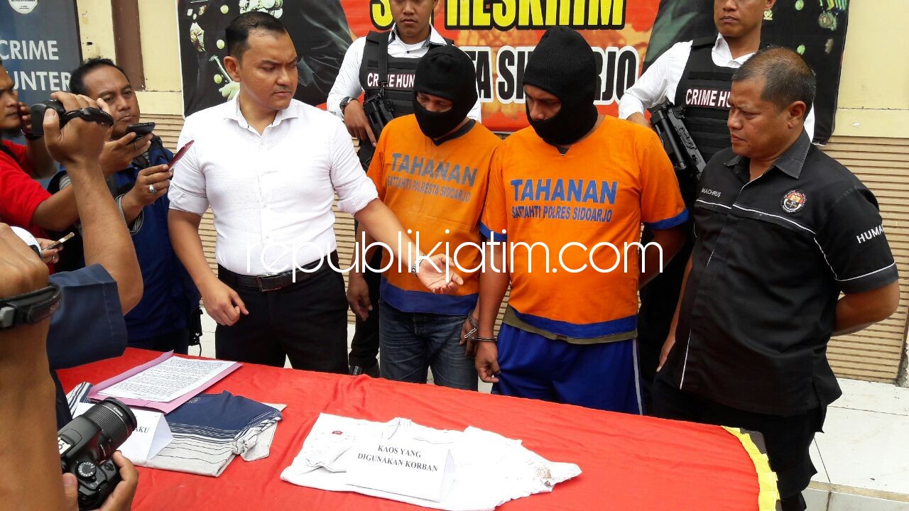 PENGEROK - Tersangka pengeroyokan, Dwi Kurniawan dan Samian dipamerkan bersama barang buktinya di Satuan Reskrim, Polresta Sidoarjo, Senin (15/01/2018).