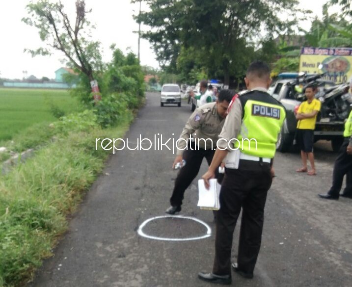 OLAH TKP - Petugas Laka Lantas Polresta Sidoarjo saat melakukan olah TKP kecelakaan 2 motor di JL Raya Wonoayu, Sabtu (13/01/2018) kemarin.