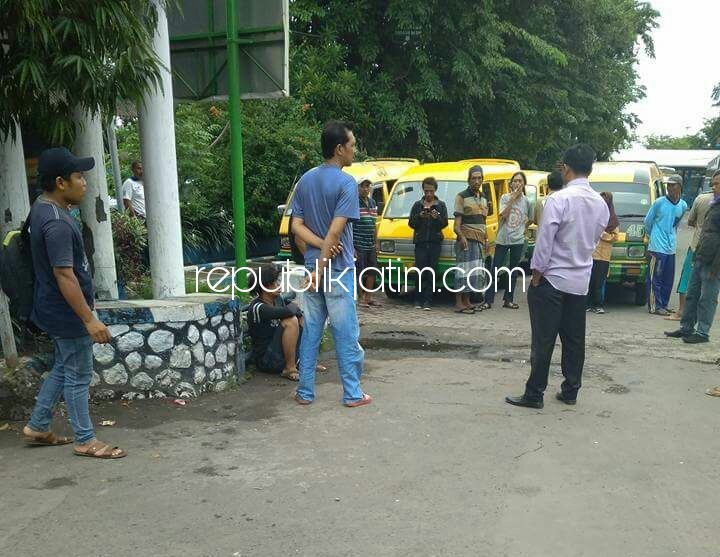 DIAMANKAN - Pelaku kasus dugaan pencabulan, Aryo Boby Wibowo (kaos hitam duduk) saat diamankan warga di area Terminal Pasar Larangan, Kecamatan Candi, Kabupaten Sidoarjo.