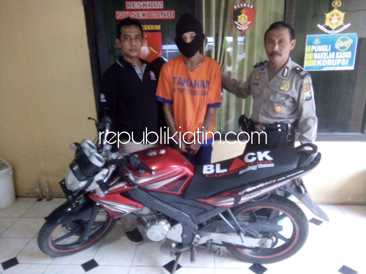 PENCURI - Tersangka pencurian motor, Supriyanto beserta barang buktinya didampingi petugas Polsek Candi, Selasa (16/01/2018).