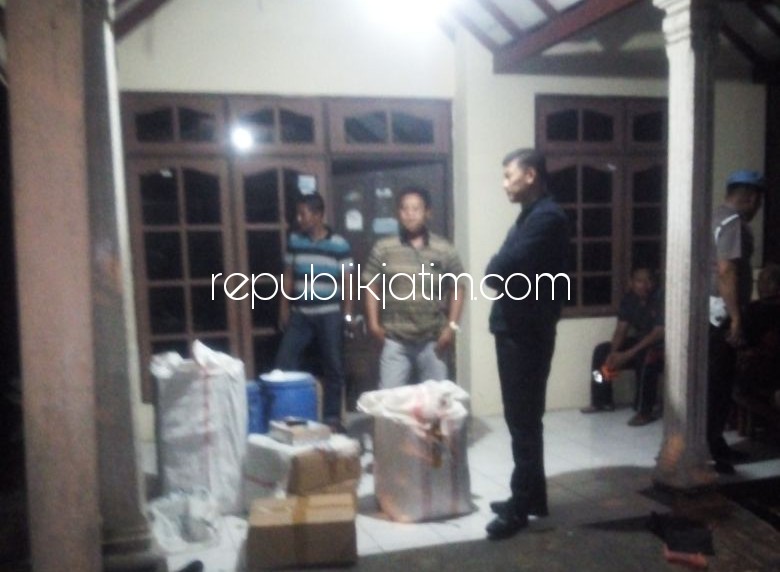 KONTRAKAN - Rumah kontrakan di Desa Sawocangkring, Kecamatan Wonoayu, Kabupaten Sidoarjo inilah yang dijadikan gudang pengepakan 5,3 juta butir pil PCC, Selasa (16/01/2018) malam.