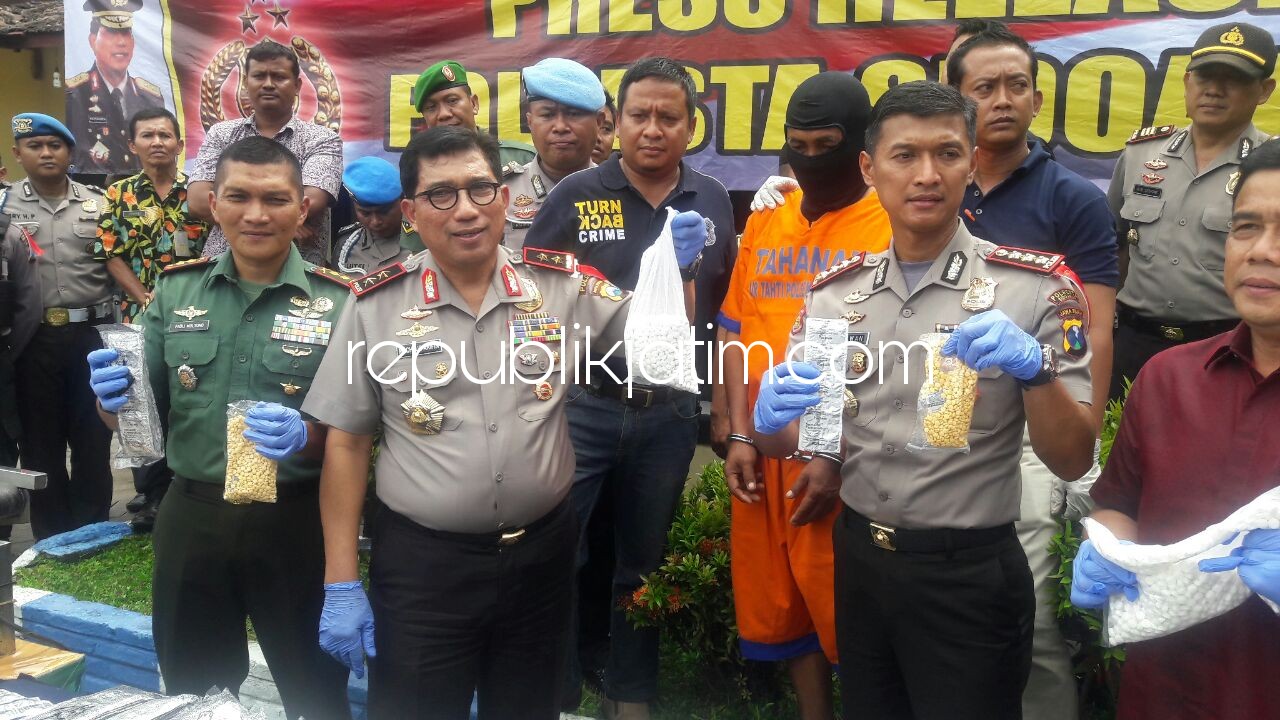 TUNJUKKAN BUKTI - Kapolda Jatim, Irjen Pol Machfud Arifin didampingi Kapolresta Sidoarjo, Kombes Pol Himawan Bayu Aji menunjukkan barang bukti pil PCC 5,3 juta dan bukti lainnya di Polsek Wonoayu, Kamis (18/01/2018).