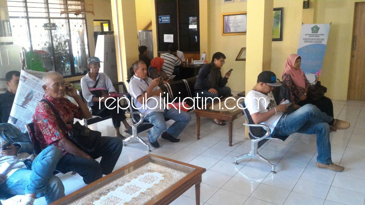 ANTRE - Sejumlah pengusaha tampak antre mengurus perizinan dalam suasana antre di Kantor Dinas Penanaman Modal dan Pelayanan Terpadu Satu Pintu Pemkab Sidoarjo, Kamis (18/01/2018).