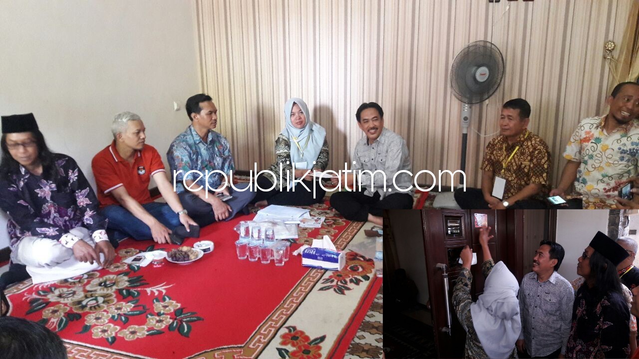 COKLIT - Sejumlah petugas KPU Sidoarjo melaksanakan Pencocokan dan Penelitihan (Coklit) data Pilgub Jatim di rumah Wakil Bupati Sidoarjo, Nur Ahmad Syaifuddin di Desa Janti, Kecamatan Waru, Kabupaten Sidoarjo, Sabtu (20/01/2018).