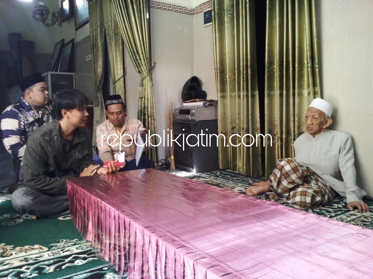 COKLIT - Ketua PPK Taman, Dodi Ihyaudin saat mendampingi PPDP Kelurahan Kelurahan Ngelom, Kecamatan Taman, Sidoarjo melakukan Coklit di kediaman, KH Sholeh Qosim, Sabtu (20/01/2018).