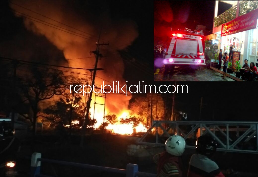 LUDES TERBAKAR - Bangunan warung yang ada di tepian sungai bagian timur Perumahan Magersari Permai, Kelurahab Magersari, Kecamatan/Kabupaten Sidoarjo ludes terbakar hingga menyebabkan seorang korban meninggal dunia, Minggu (21/01/2018) malam.
