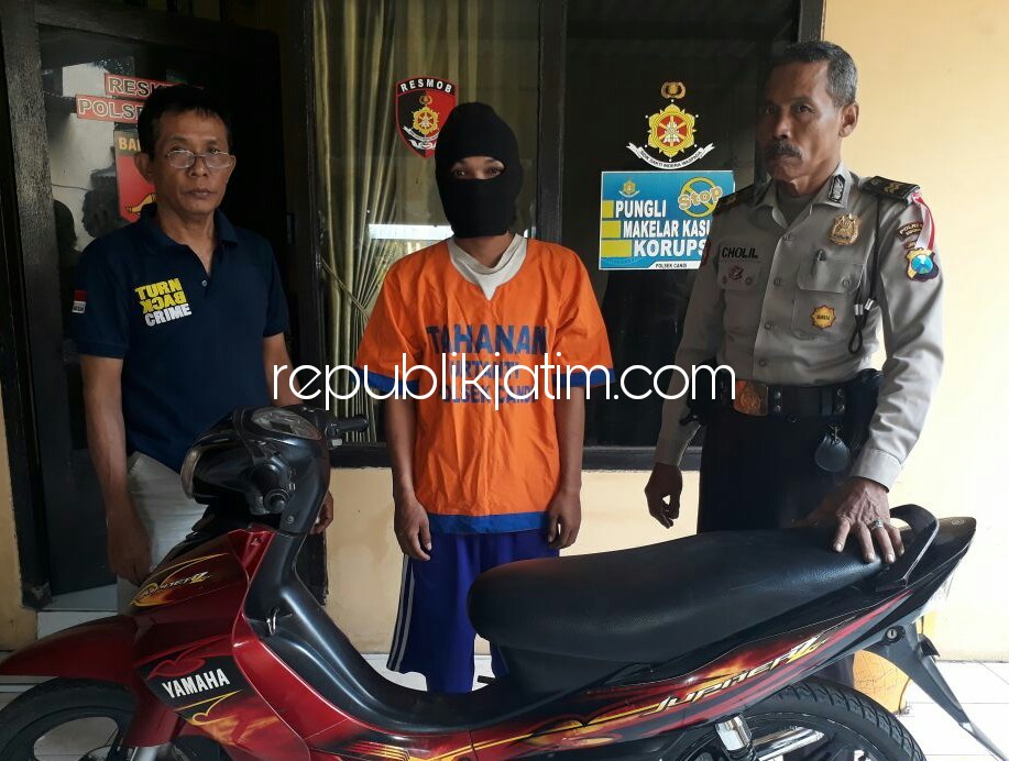 NYARIS DIMASSA - Tersangka pencurian motor yang hampir diamuk massa, Satrio Purnomo beserta barang buktinya 1 unit motor di Polsek Candi, Rabu (24/01/2018).