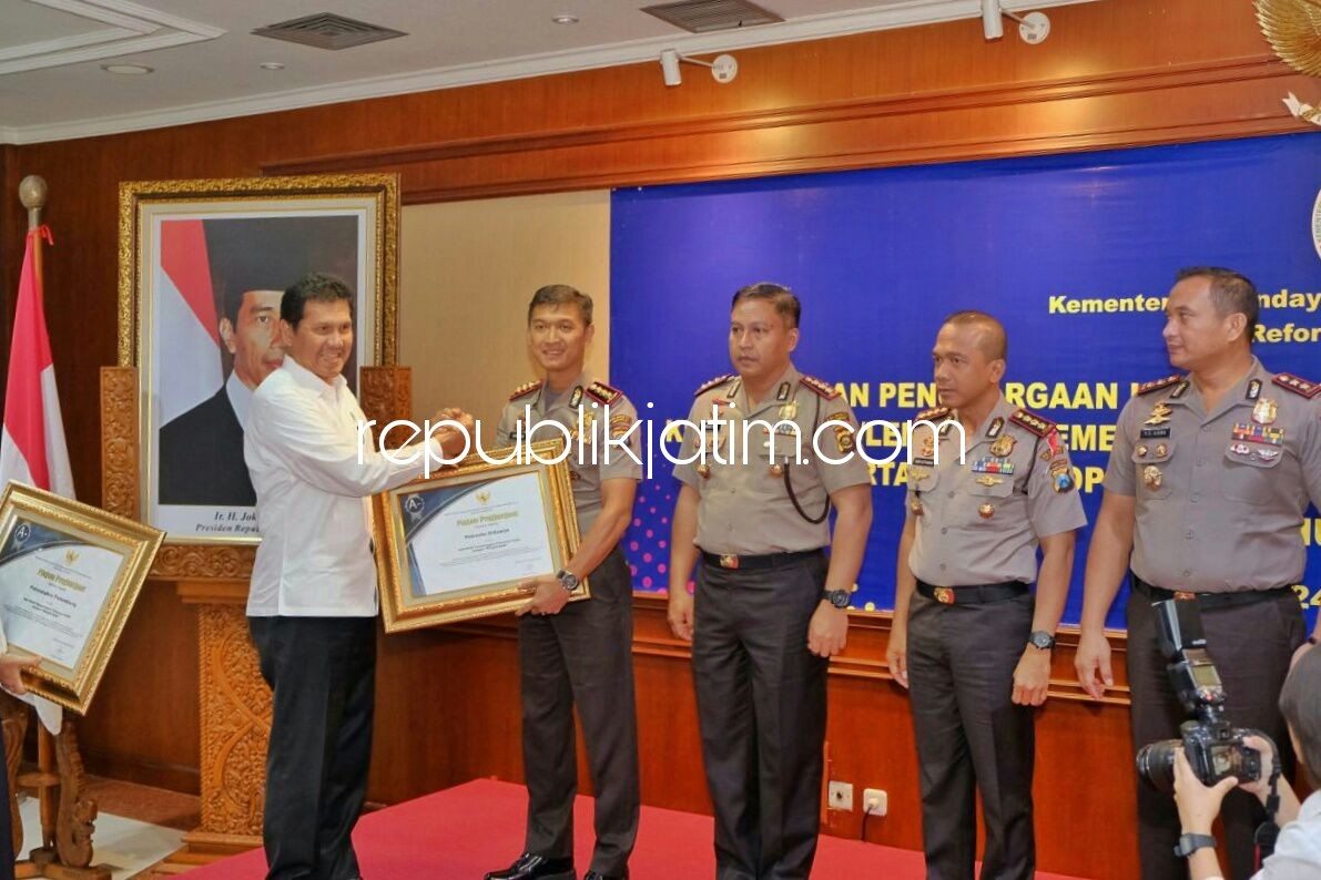 RAIH PENGHARGAAN - Kapolresta Sidoarjo, Kombes Pol Himawan Bayu Aji menerima penghargaan dari Menteri PAN dan RB, Asman Abnur di Jakarta, (24/01/2018).