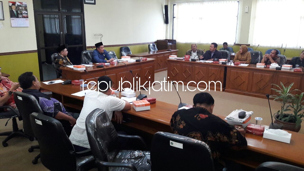 HEARING - Komisi B DPRD Sidoarjo menggelar hearing bersama pedagang dan Disperindag Pemkab Sidoarjo terkait proyek bangunan Pasar Kepuhkiriman, Kecamatan Waru, Kabupaten Sidoarjo yang mangkrak 5 tahun terakhir, Jumat (26/01/2018).