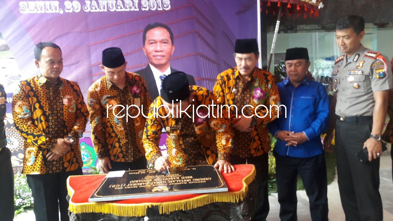 RESMIKAN - Bupati Sidoarjo, Saiful Ilah meresmikan bangunan Instalasi Gawat Darurat (IGD), RSUD Sidoarjo yang dibangun dengan anggaran Rp 37,9 miliar, Senin (29/01/2018).