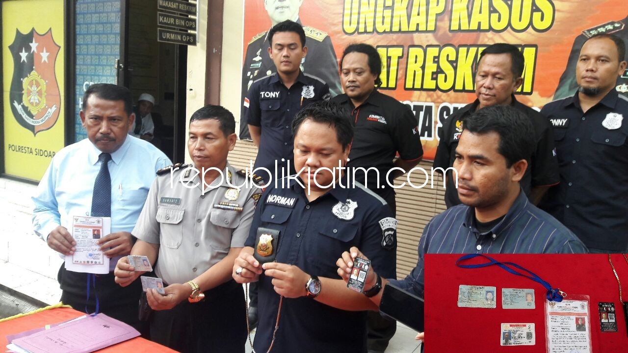 RINGKUS - Unit Pidana Umum, Satuan Reskrim, Polresta Sidoarjo menangkap dua anggota KPK yang membawa lencana dan atribut milik penyidik Polri saat mendatangi Polsek Candi, Kamis (01/02/2018).