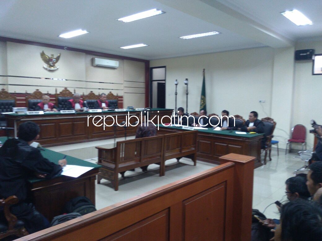 DIDAKWA - Mantan Walikota Batu, Eddy Rumpoko didakwa terima uang suap Rp 1,9 miliar dalam sidang dakwaan di Pengadilan Tipikor Jawa Timur di Juanda, Sidoarjo, Jumat (02/02/2018).